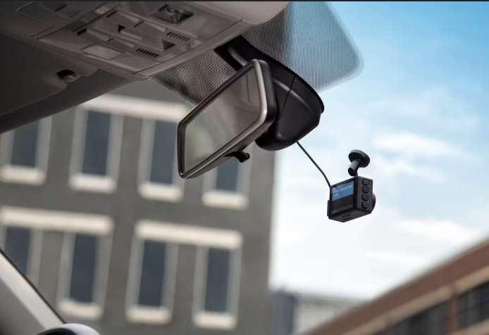 Dash cam Caméra de tableau de bord installée dans un véhicule, vue sur un bâtiment en arrière-plan.